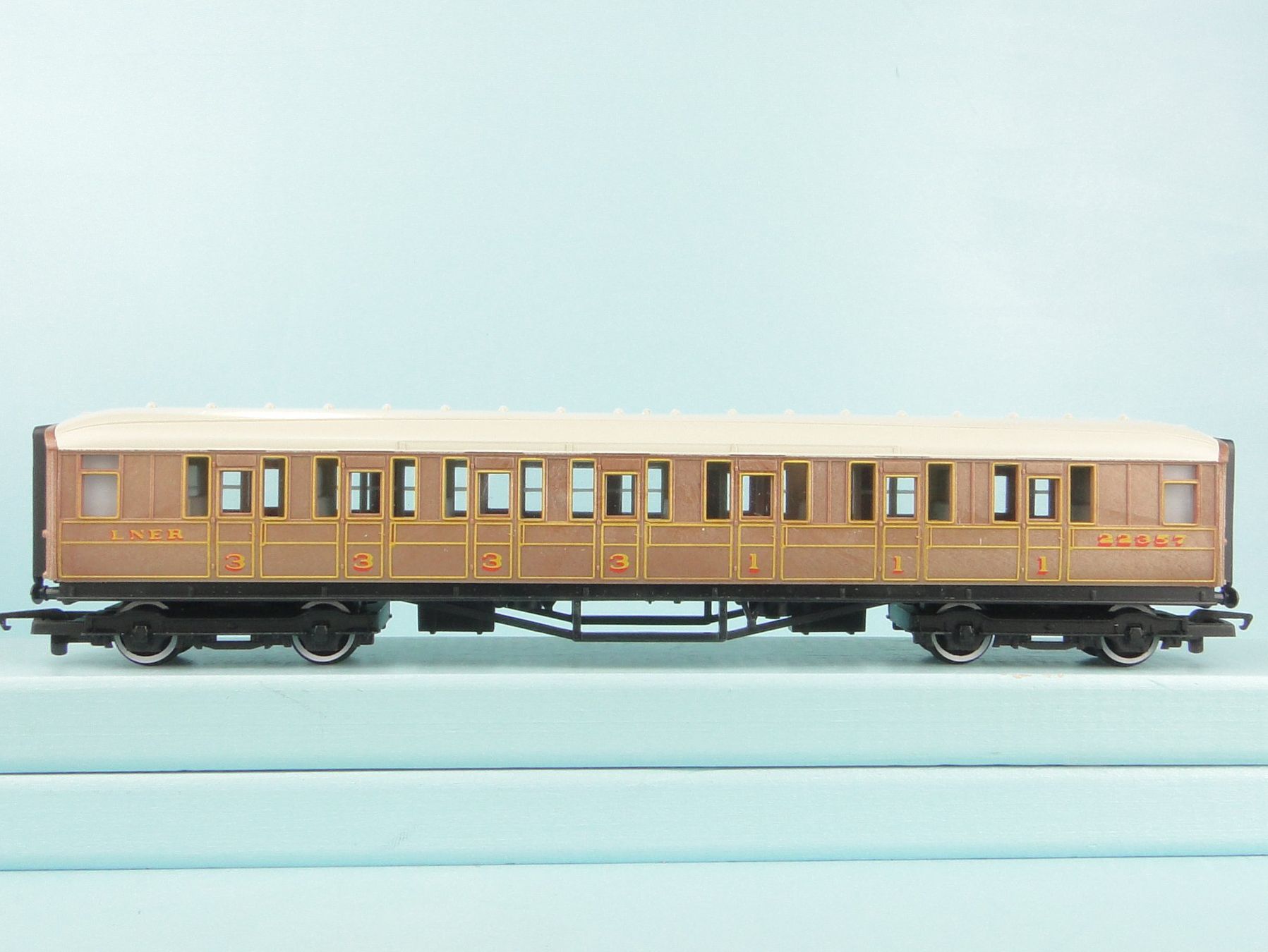 Hornby Modellini di ferrovie: Hornby R 477 LNER Coach – Usato da Bülach venduto da cann11 8