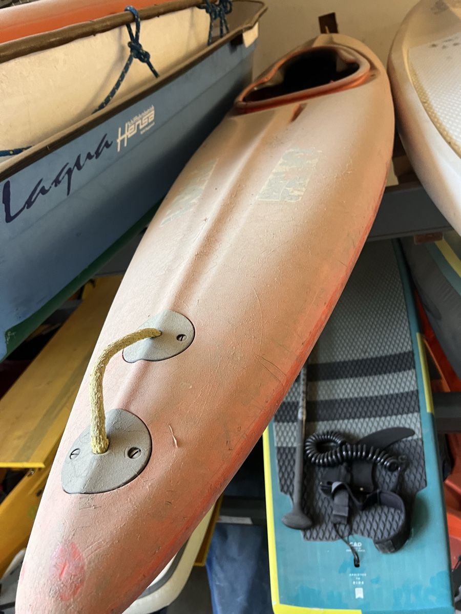 Boote: Rotes Kayak – Gebraucht aus Richterswil von valeriominutillo