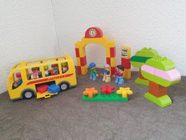 Duplo (J05) Schulbus mit Haltestelle