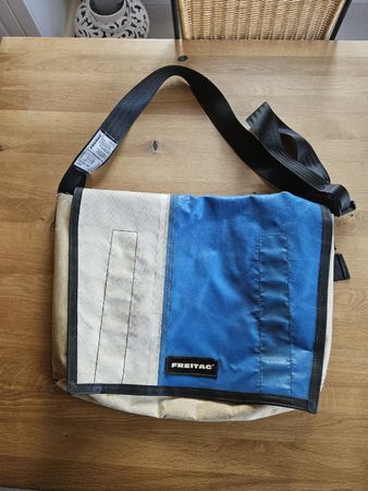 Umhängetasche Freitag blau weiss gebrauchter Zustand