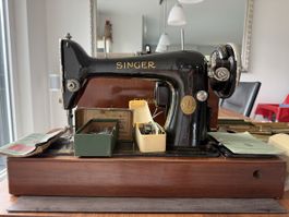 Singer Nähmaschine schwarz mit Holzhaube u Zubehör 
