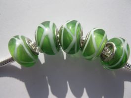 3 Grosslochperlen, Glas Bead grün, weiss gestreift