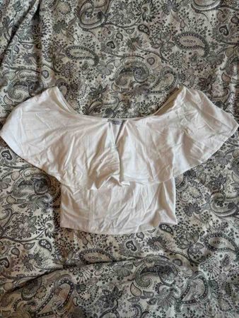 Bershka weisses Top mit Rüschen Grösse S