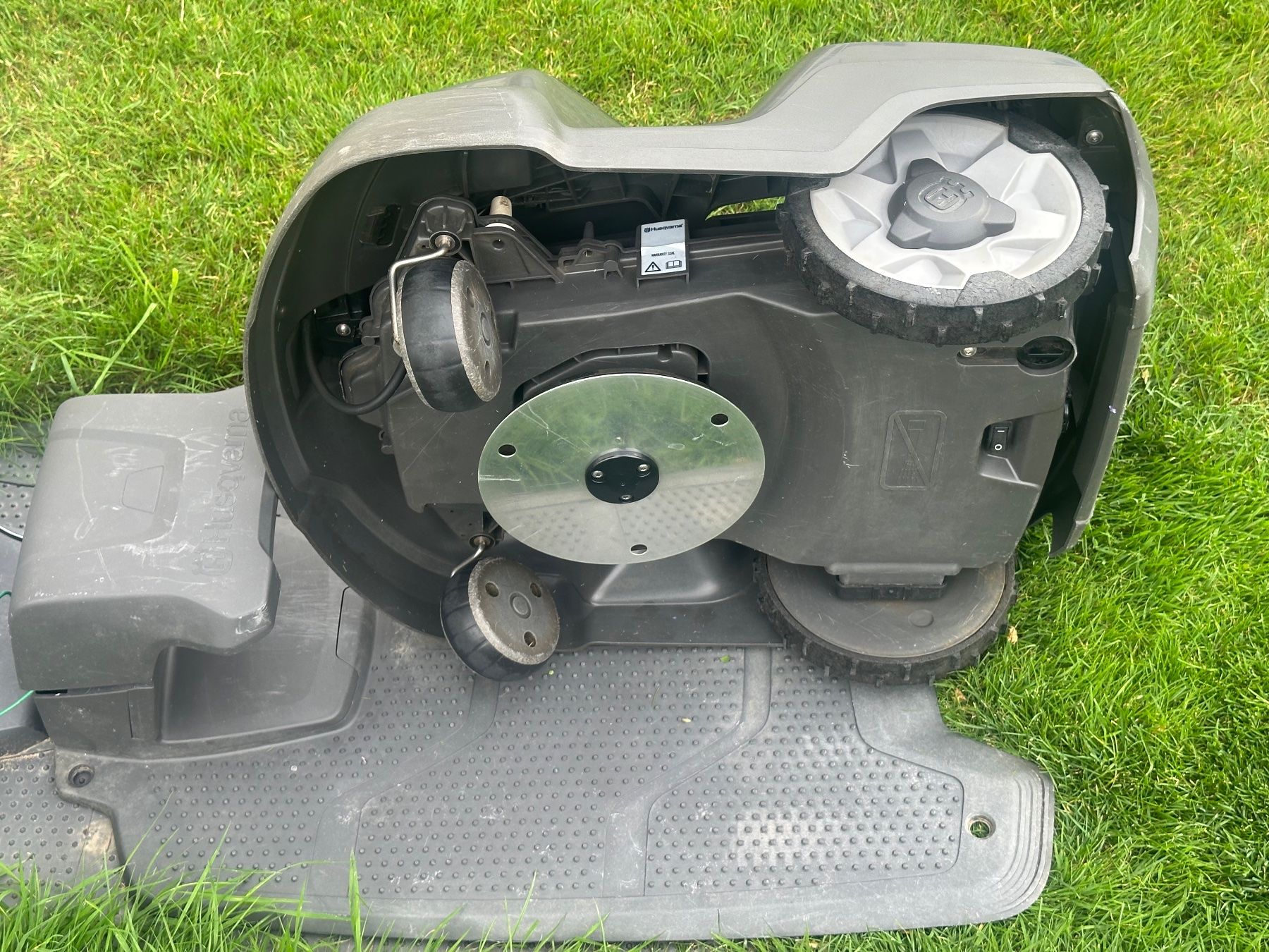 Husqvarna Tagliaerba: Rasenrobot Husqvarna 310 mit Connect Modul Jg.2018 – Usato da Schöftland venduto da lazer04 4