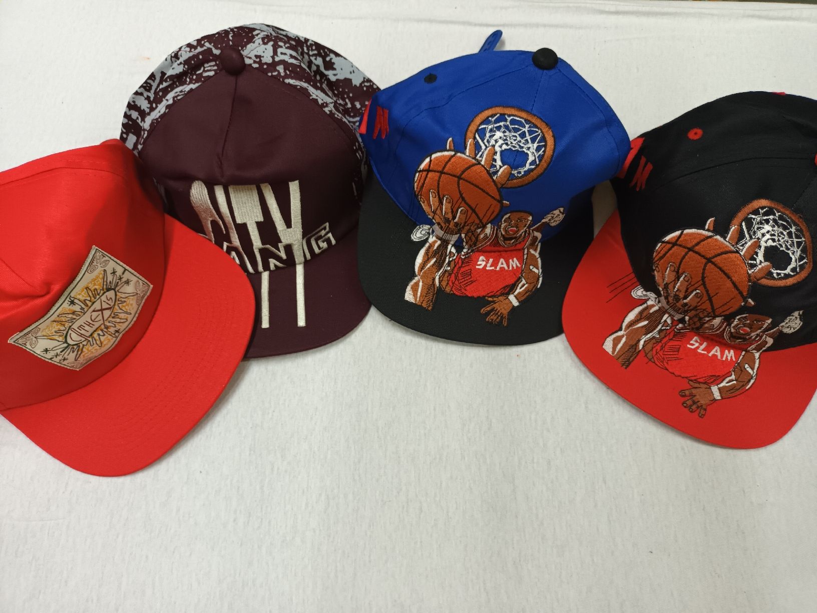 Chapeaux, bonnets & casquettes: 4 Basketball Mützen  neu – Neuf avec emballage d'origine à sursee par pasuro 5