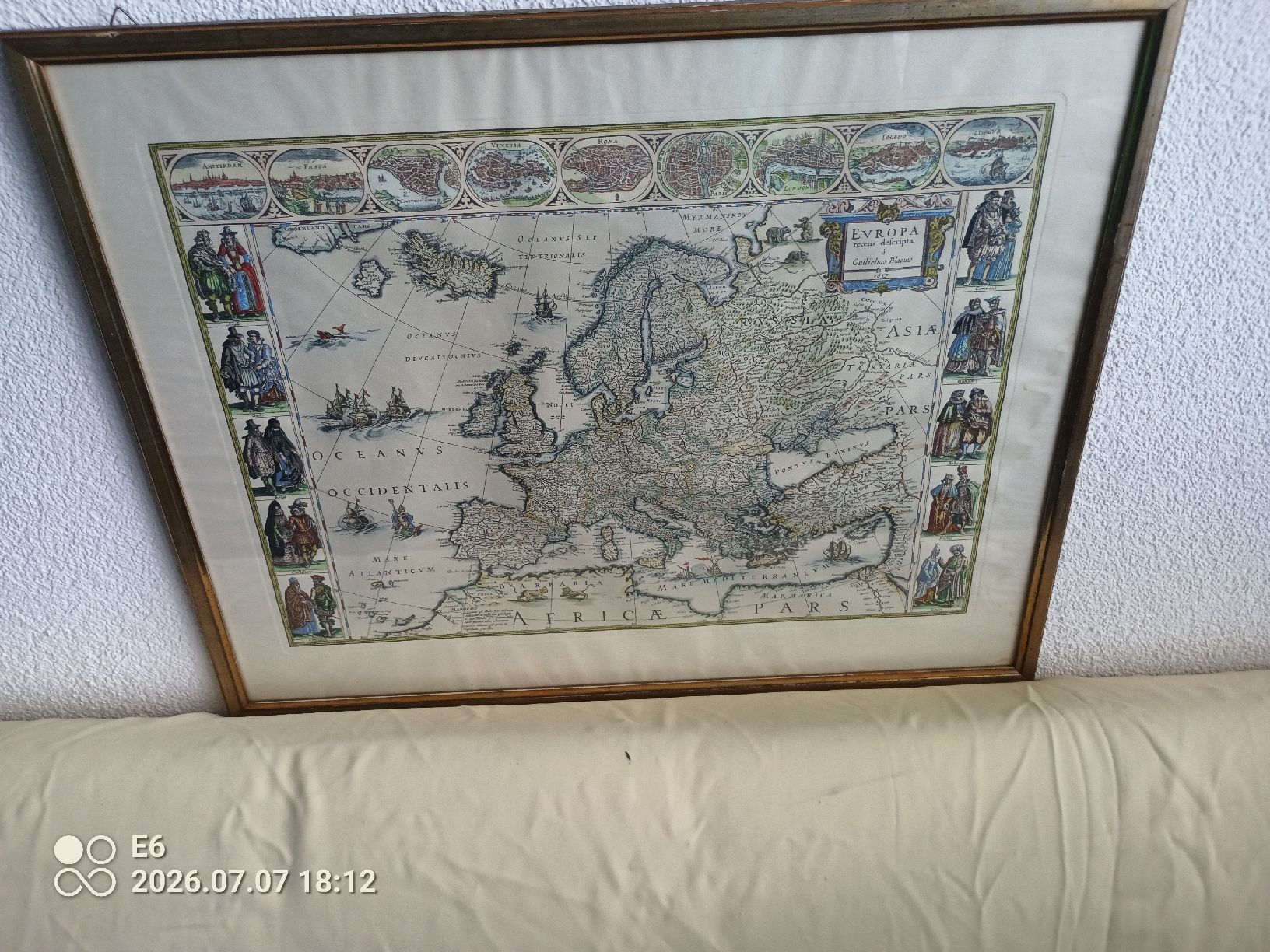 Poster & Bilder: Alte gerahmte Weltkarte – Gebraucht aus Zürich von Mitzi6 1