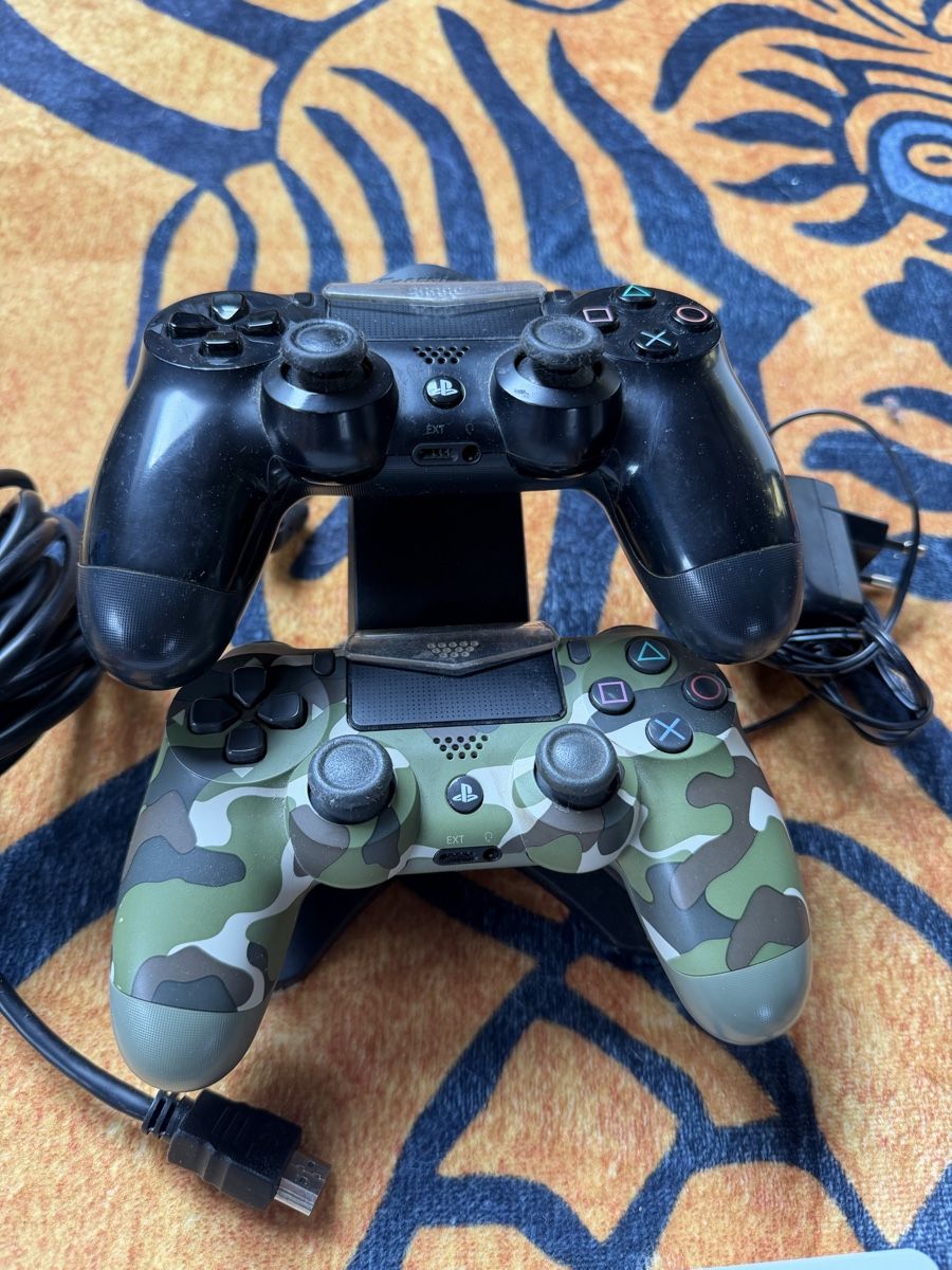 Sony Console: Weisse Playstation 4 Pro mit 2 Controller + Zubehör! – Usato da Hombrechtikon venduto da mar_fbp2 3