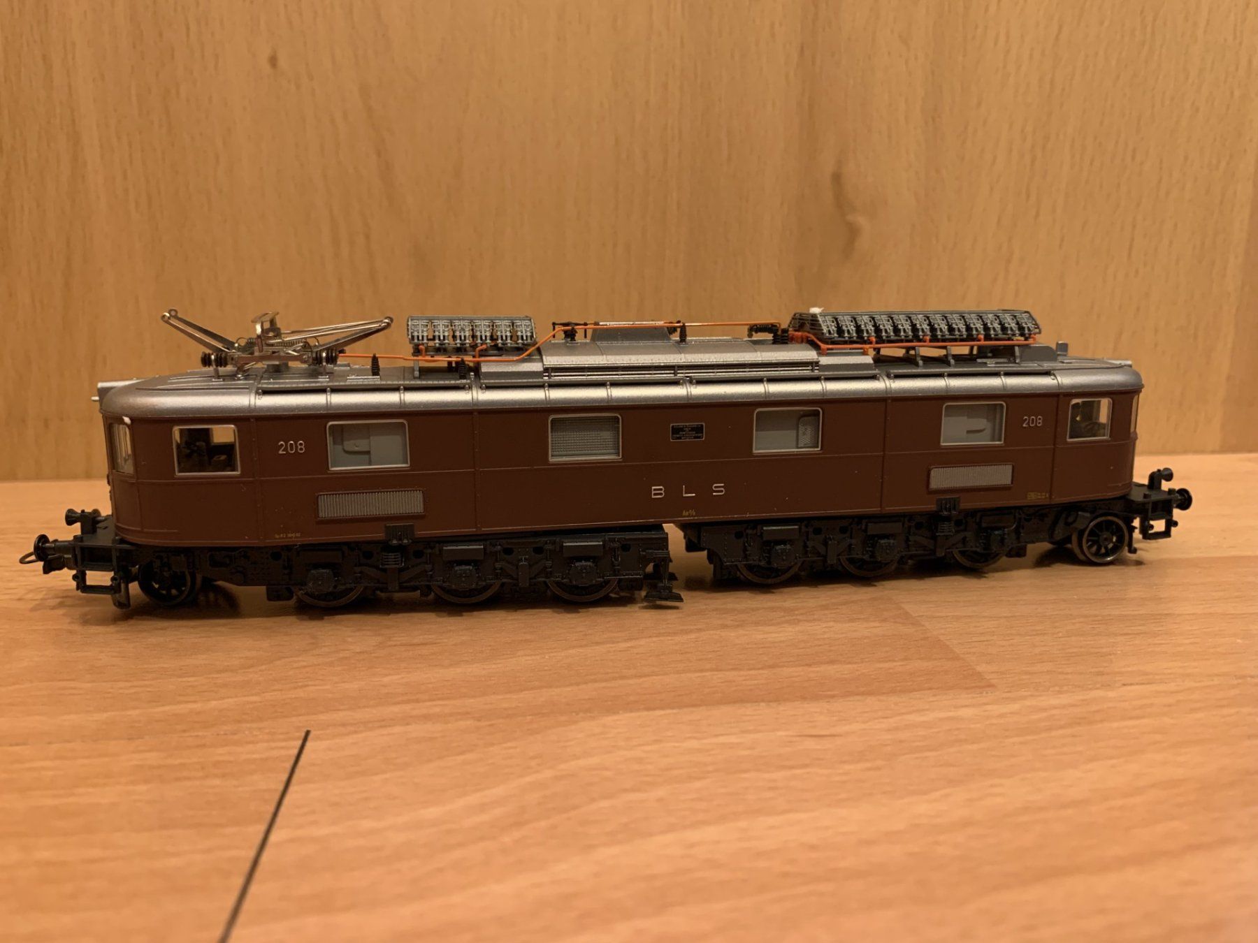 Roco Modellini di ferrovie: Roco BLS Ae 6/8 208 DC mit Schnittstelle – Usato da Därligen venduto da Schiestl9