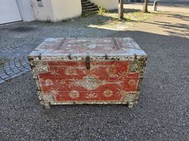 Truhe mit Malerei und Metallbeschlägen Antik