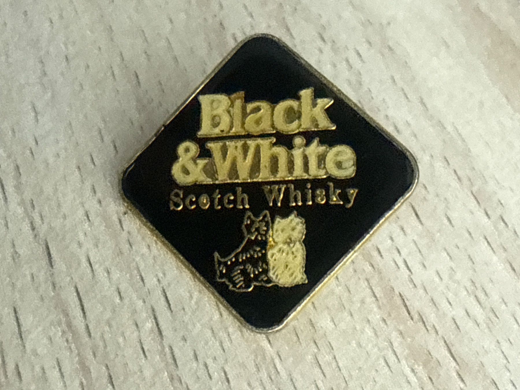 Placchette & Badge: Pin Black & White Scotch Whisky – Usato da Glattbrugg venduto da Schweigmatt