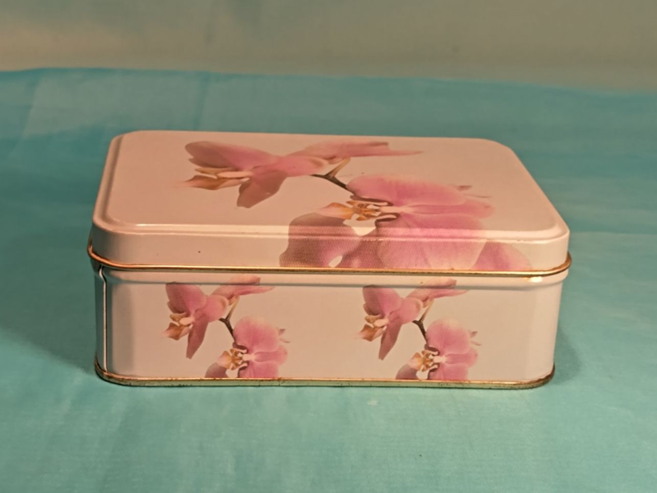 Altro in Decorazioni & Accessori: Blechbüchse mit Orchideen, hellblau-rosa – Usato da Bellach venduto da JingleCherry