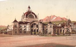 Luzern (LU) – Bahnhof mit dem Pilatus im Hintergrund