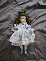 Poupée de collection en porcelaine, robe bleue à fleurs!
