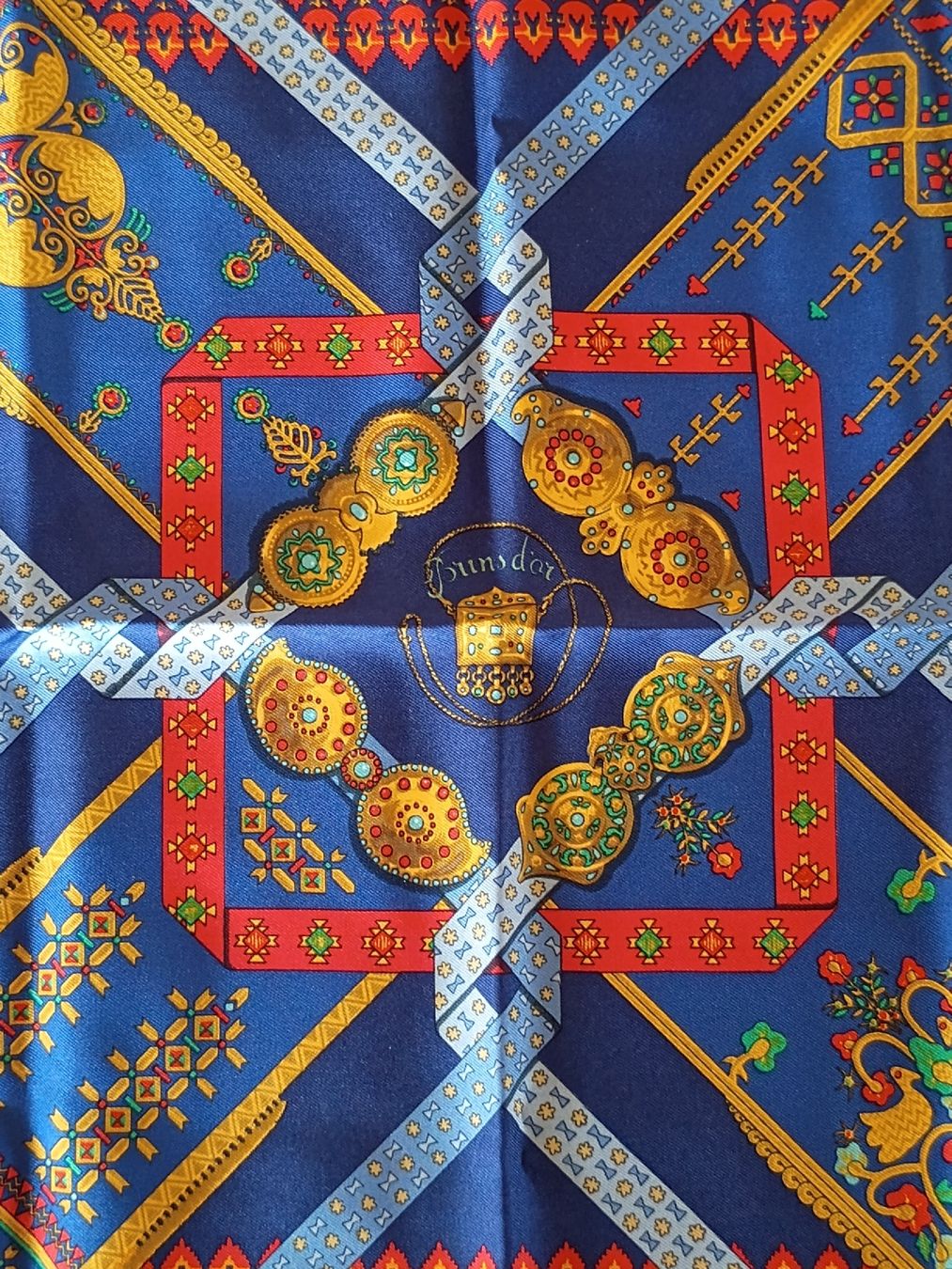 Hermès Autres vêtements & accessoires: Hermès Seidentuch  – D'occasion à Kirchlindach par Chantalone 1