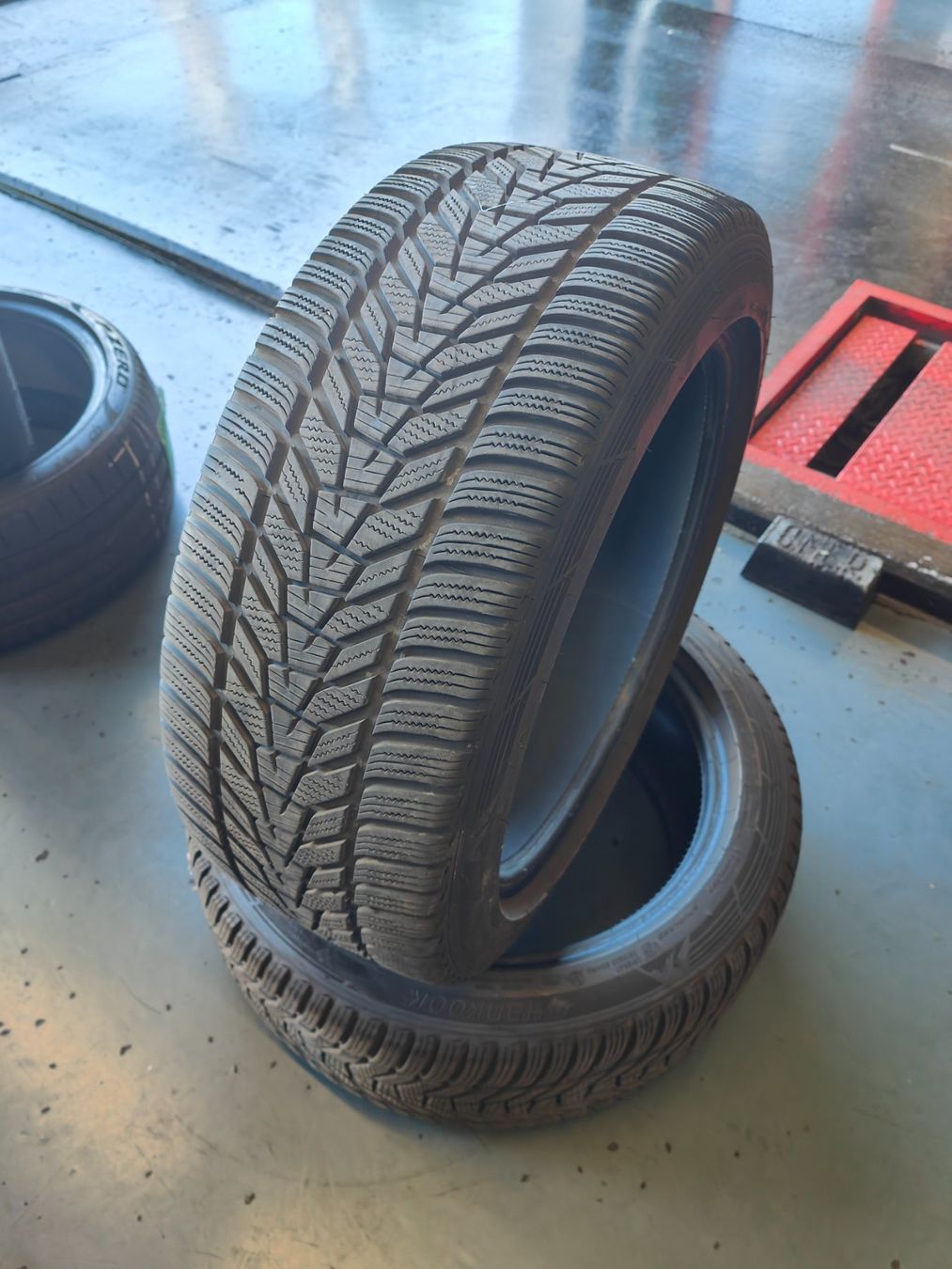 Hankook Pneumatici & Ruote complete: 245/45 R18 Winterreifen – Usato da Oberengstringen venduto da Reifen-Lagerverkauf