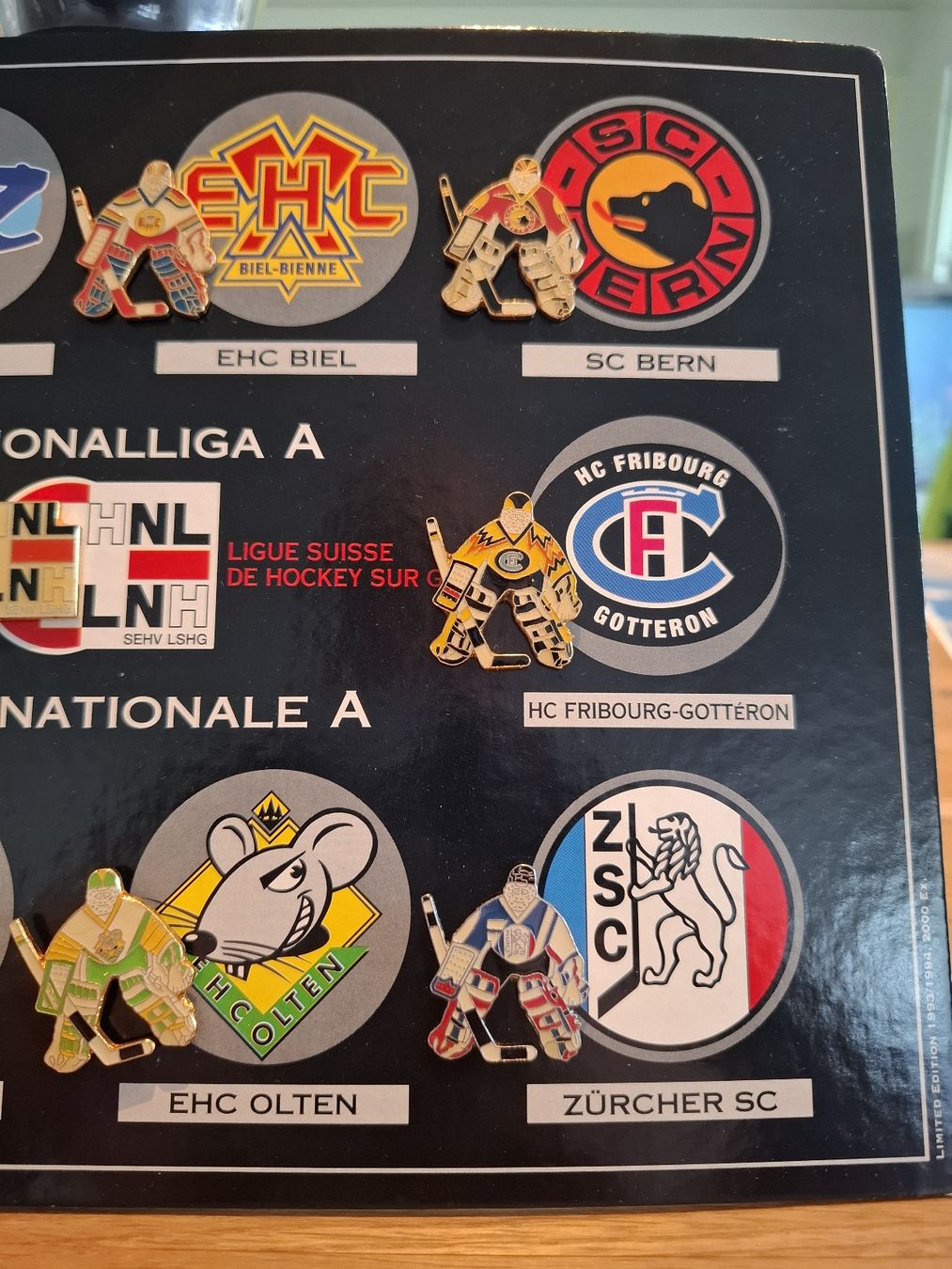 Plaketten & Abzeichen: Pin Eishockey Saison NLA 1993/1994, limited Edition. – Neu (gemäss Beschreibung) aus Safnern von mikefeuz 2