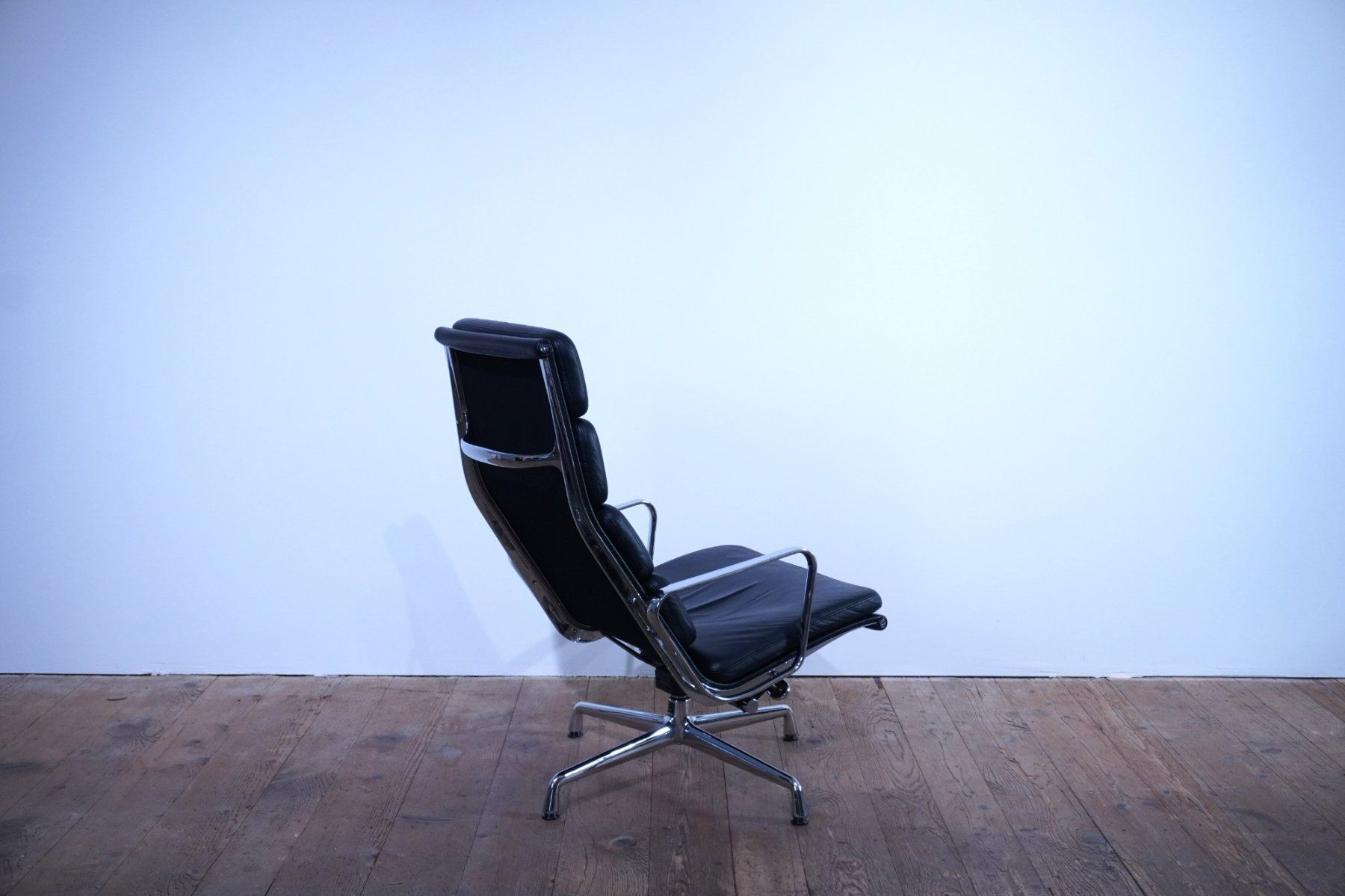 Vitra Sessel: Vitra Eames Soft Pad Lounge Chair EA222 Leder nero – Gebraucht aus Bad Zurzach von QLASSIQ 2