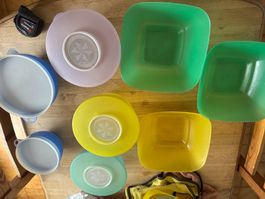 Lot de bols et récipients colorés avec couvercles divers