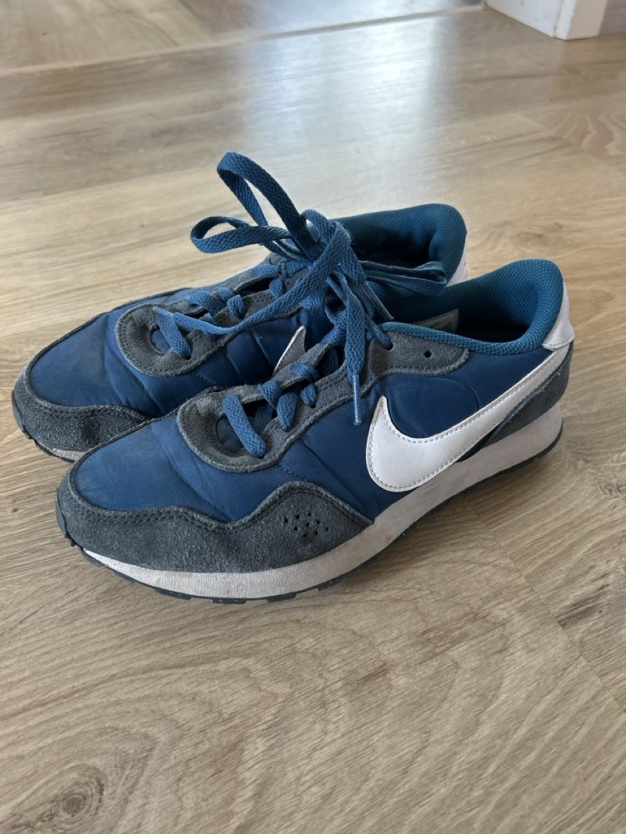 Nike Schuhe für Jungen: Nike Freizeitschuh Sneaker Gr. 38.5 – Gebraucht aus Gelterkinden von Sab_la85