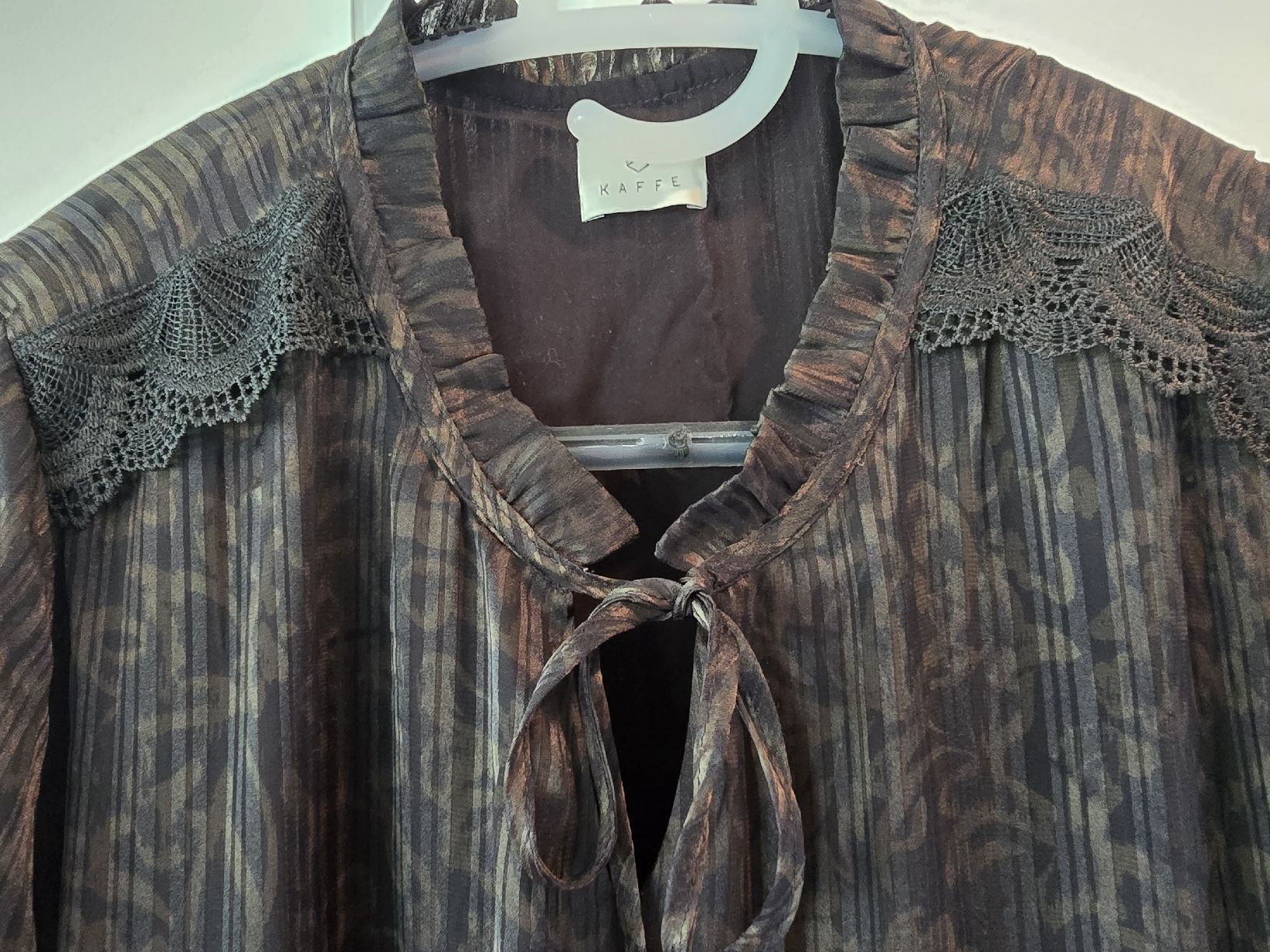 Kleider: KAFFE Damenkleid mit Spitze, schwarz, Grösse 42 – Gebraucht aus St. Gallen von charly92 3