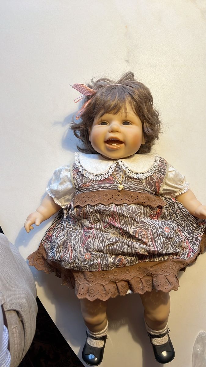 Puppen: Wunderschöne Puppe mit Kleid & Schuhen – Gebraucht aus Wollerau von Plakatfreund
