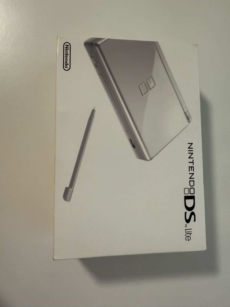Nintendo Konsolen: Nintendo DS Lite Console Silver new In Original Box – Neu und originalverpackt aus Villaz-St-Pierre von AuctionWonFor3 2