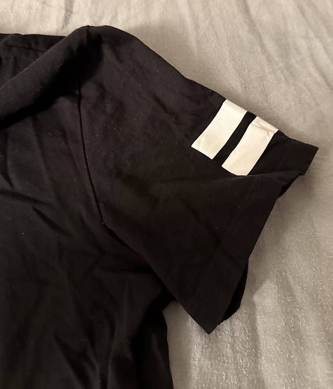 T-shirt: Schwarzes T-Shirt mit Streifen – Usato da Wädenswil venduto da dom_pz5d 4