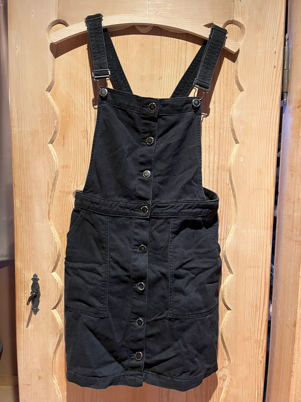 H&M Gonne: Schwarzer Jeans-Latzrock, Gr. 36/38 – Usato da Hinwil venduto da jodrno