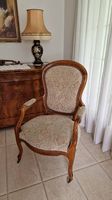 Fauteuil classique en bois sculpté  style Louis XV