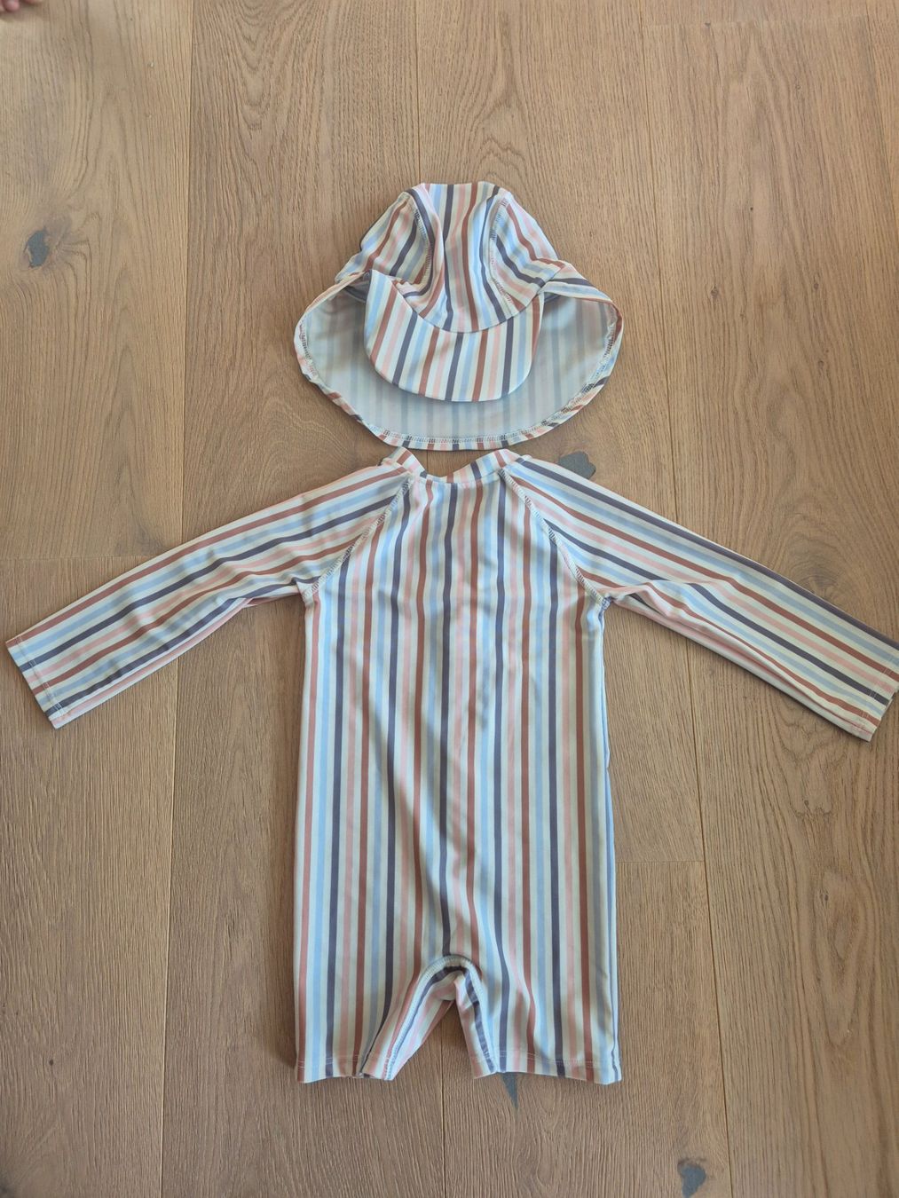 Badehosen & -kleider: Badeanzug mit Hut,Gr. 74/80, H&M – Gebraucht aus Goldau von simona.dettling 2