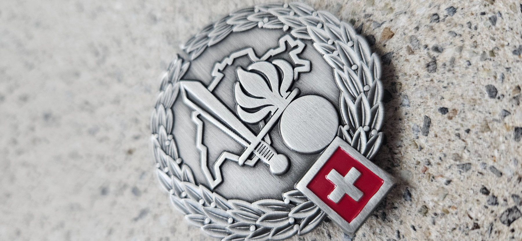 Schweizer Armee Placchette & Badge: *** Beretemblem MP Grenadier Silber *** – Nuovo e nell'imballaggio originale da Riedholz venduto da fr_sIruP 1
