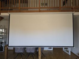 Beamer Leinwand der Marke Elite Screens 