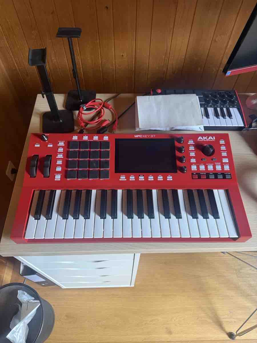 Akai Instruments de musique: Akai MPC Key 37 – Neuf (Voir description) à Gstaad par ric_q5sg 1