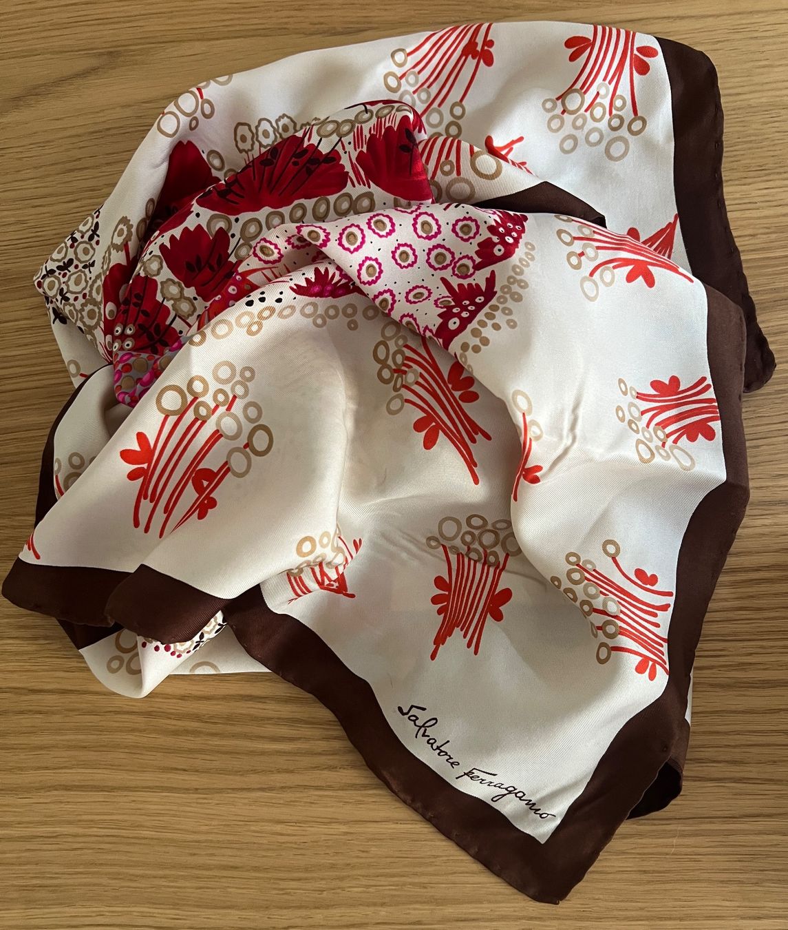 Salvatore Ferragamo Foulard & Sciarpe: Salvatore Ferragamo Seidenschal – Nuovo (secondo la descrizione) da Zürich venduto da ale_mc96 3