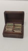 Kleine Holzbox mit Briefmarken, (S23)