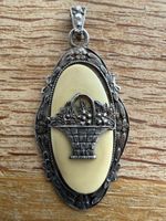 Antiker Anhänger, Korb mit Blumen, Schmuck
