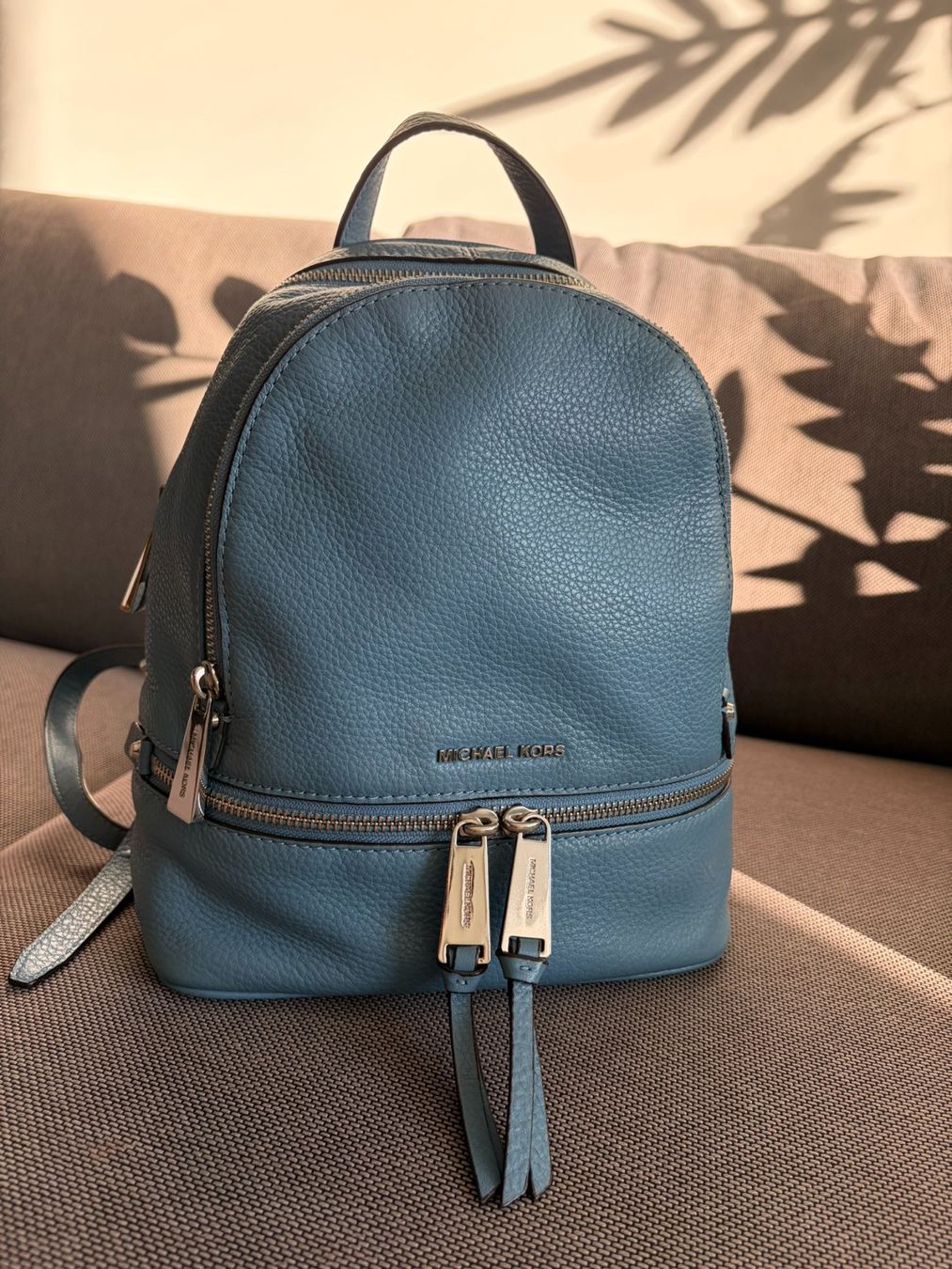 Michael Kors Zaini: Michael Kors RHEA ZIP BACK PACK - Blau LDR – Usato da Schlieren venduto da con_hdp9 1