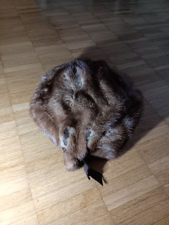 Pelzmütze, Winteraccessoire mit Schleife
