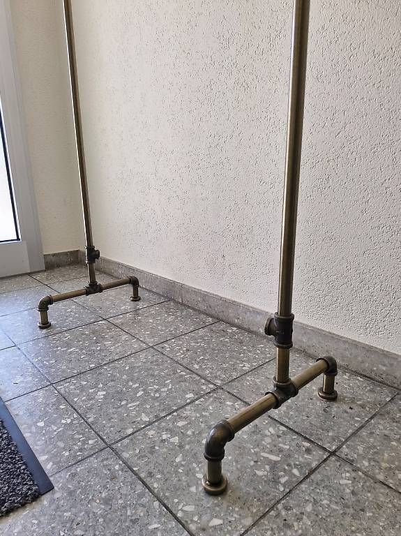Garderobe: Industrial Kleiderständer Bronze – Gebraucht aus Luzern von Martina.Achermann 2