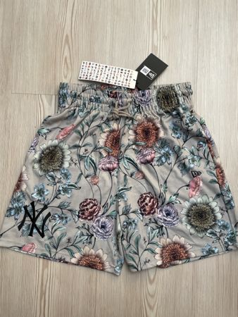 New Era Shorts Blumenmuster Grösse S neu mit Etikett
