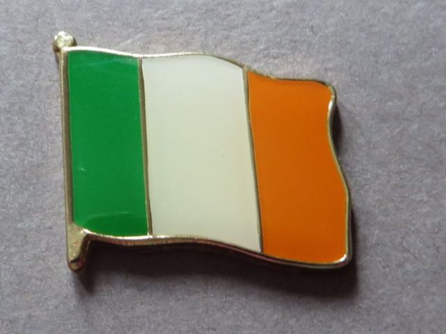 Placchette & Badge: PIN, LÄNDER IRLAND FLAGGE – Usato da Neuhausen venduto da luckimucki