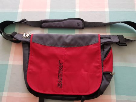 Eastpak Umhängetasche, neuwertig mit Garantie !