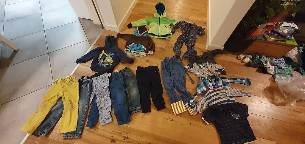 Lotti & Set di vestiti: Superschönes Kleiderpaket Junge, Grösse 98 – Usato da Schlieren venduto da carolinvs