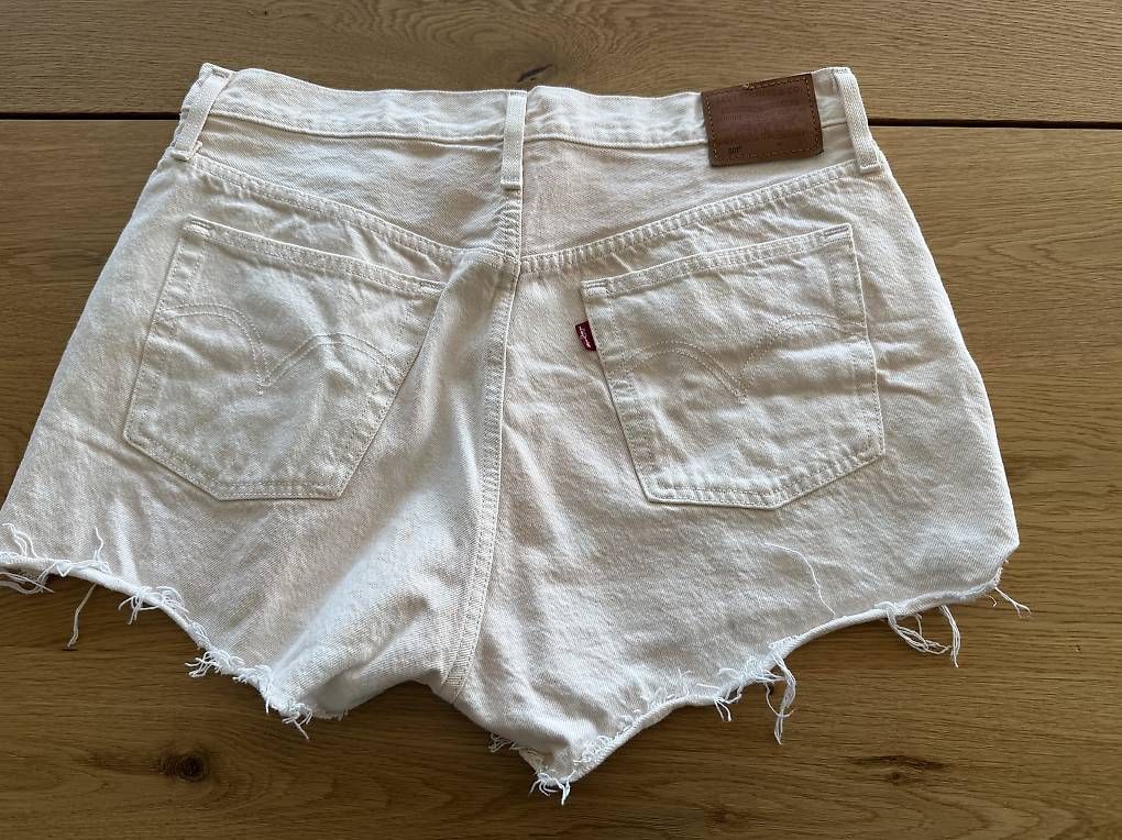 Jeans: Short en jeans Levi's 501 rose écru – Gebraucht aus Le Vaud von Maeva_Maeva 4