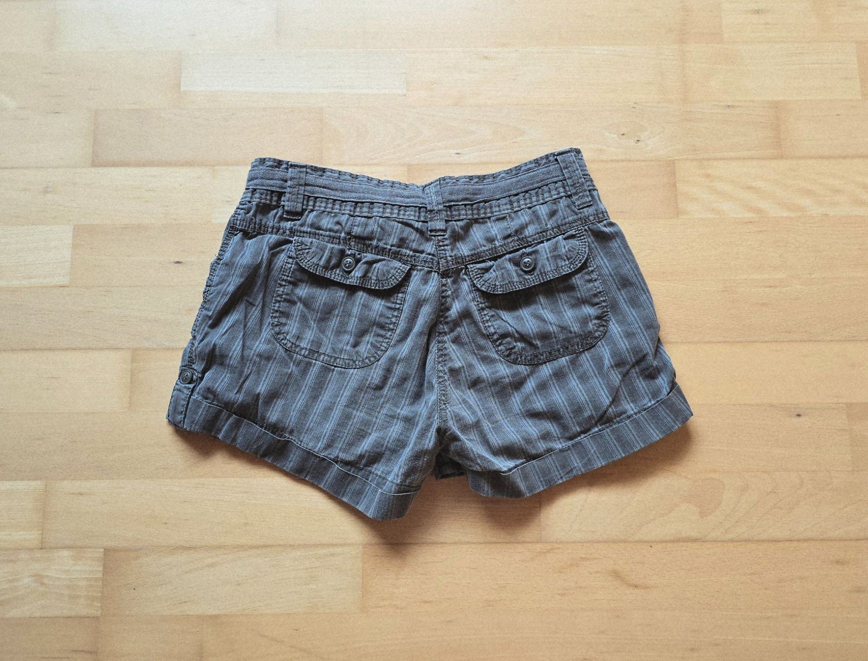 Hosen: Lässige Hotpants grau/schwarz 38 – Gebraucht aus Dättlikon von Wundertuete_ 1