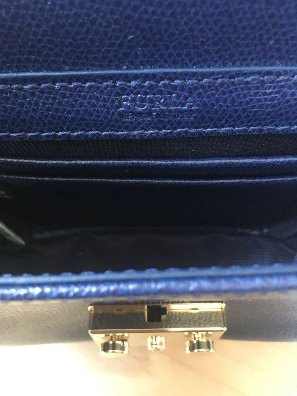Furla Taschen für Damen: Fabrikneue Furla Mini Crossover-Handtasche "Metropolis AIR" – Neu und originalverpackt aus Zürich von TRIKOTKAISER 9