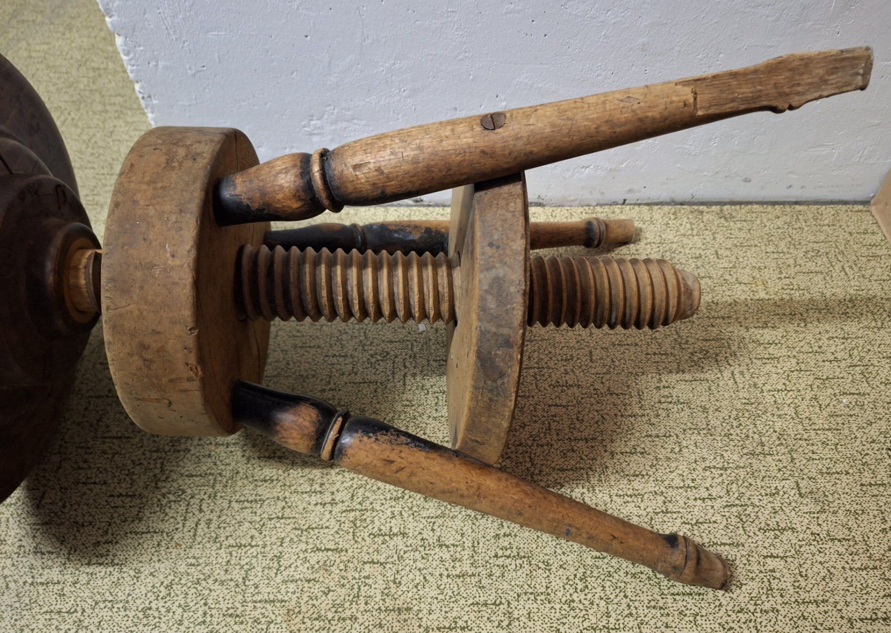 Hocker: Antiker, handgefertigter Arbeitshocker aus Holz, drehbar – Gebraucht aus Muri AG von Edlerweiss 8
