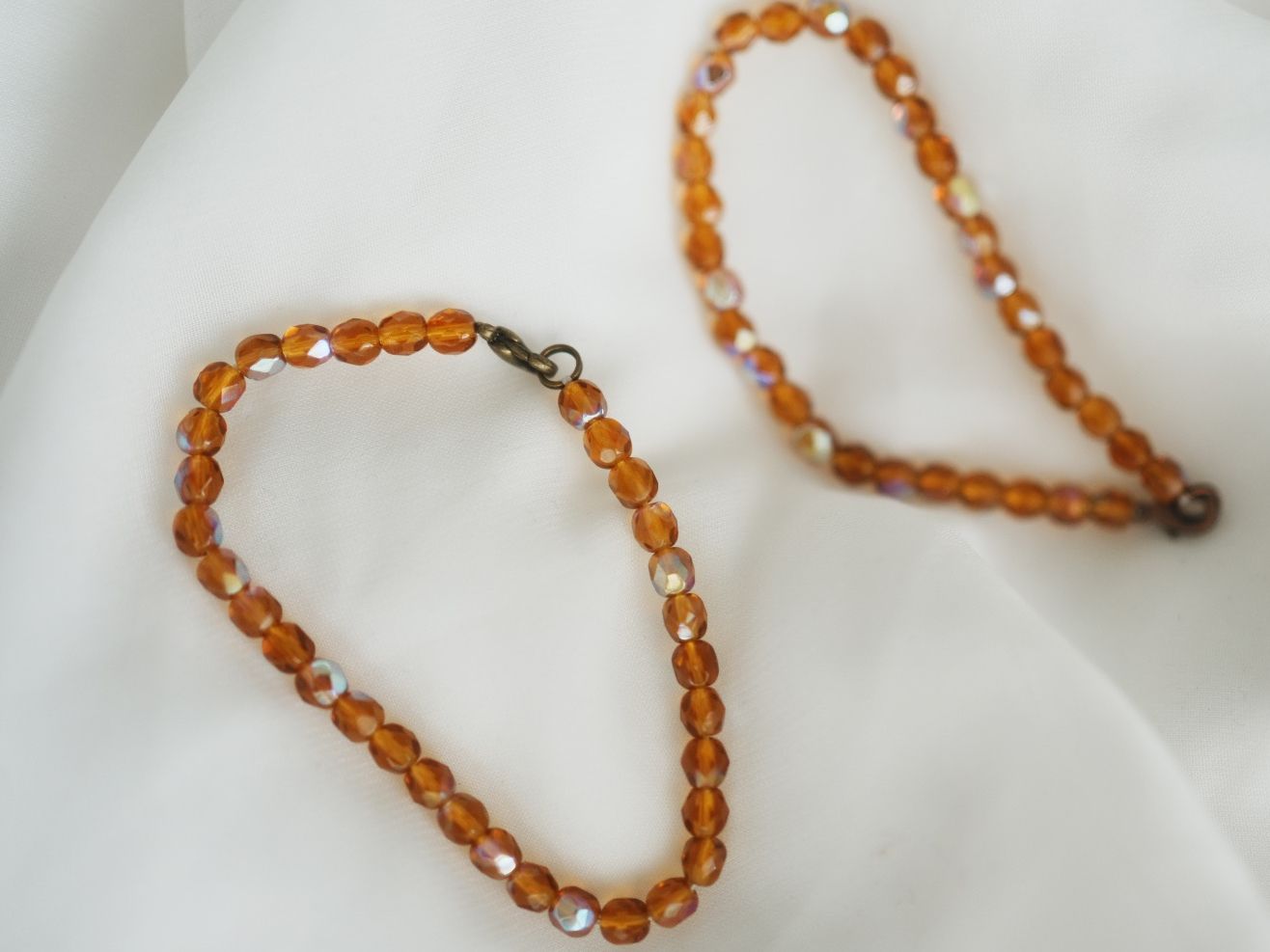Bracciali & Braccialetti: 2 Armbänder Glasperlen, bernstein-orange, AB-Schimmer, Set – Usato da Volketswil venduto da HeredisAntiques