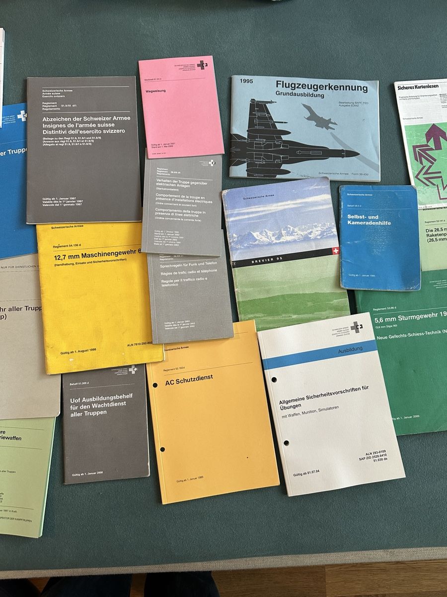 Libri: Schweizer Armee: Umfangreiche Sammlung von Reglementen – Usato da Zürich venduto da JJ_83 2