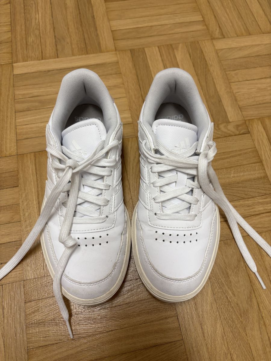 Adidas Scarpe da donna: Weisse Sneakers von Adidas – Usato da Basel venduto da rebecca_b